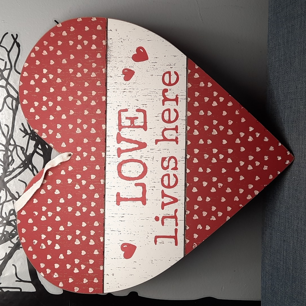 Love Lives Here Heart Valentines Day Home Door Wall Decor Art Wood - Picture 1 of 4